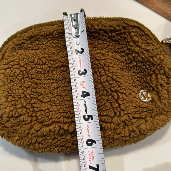 Lululemon Brown Sherpa Everywhere Belt Bag - Picture 10 of 10